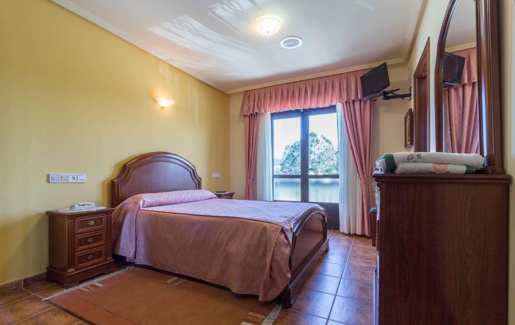 Hostal Restaurante O'Cadaval Frades Екстер'єр фото