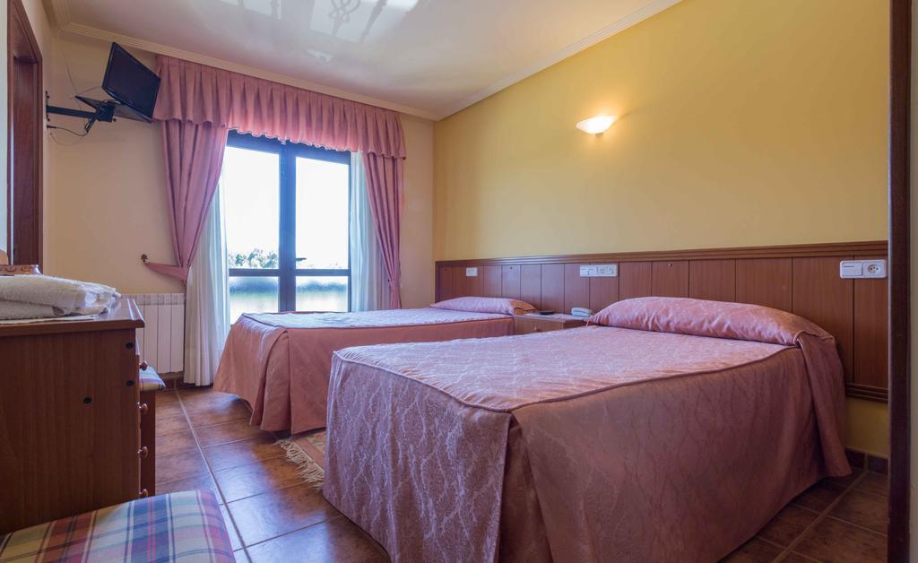 Hostal Restaurante O'Cadaval Frades Екстер'єр фото